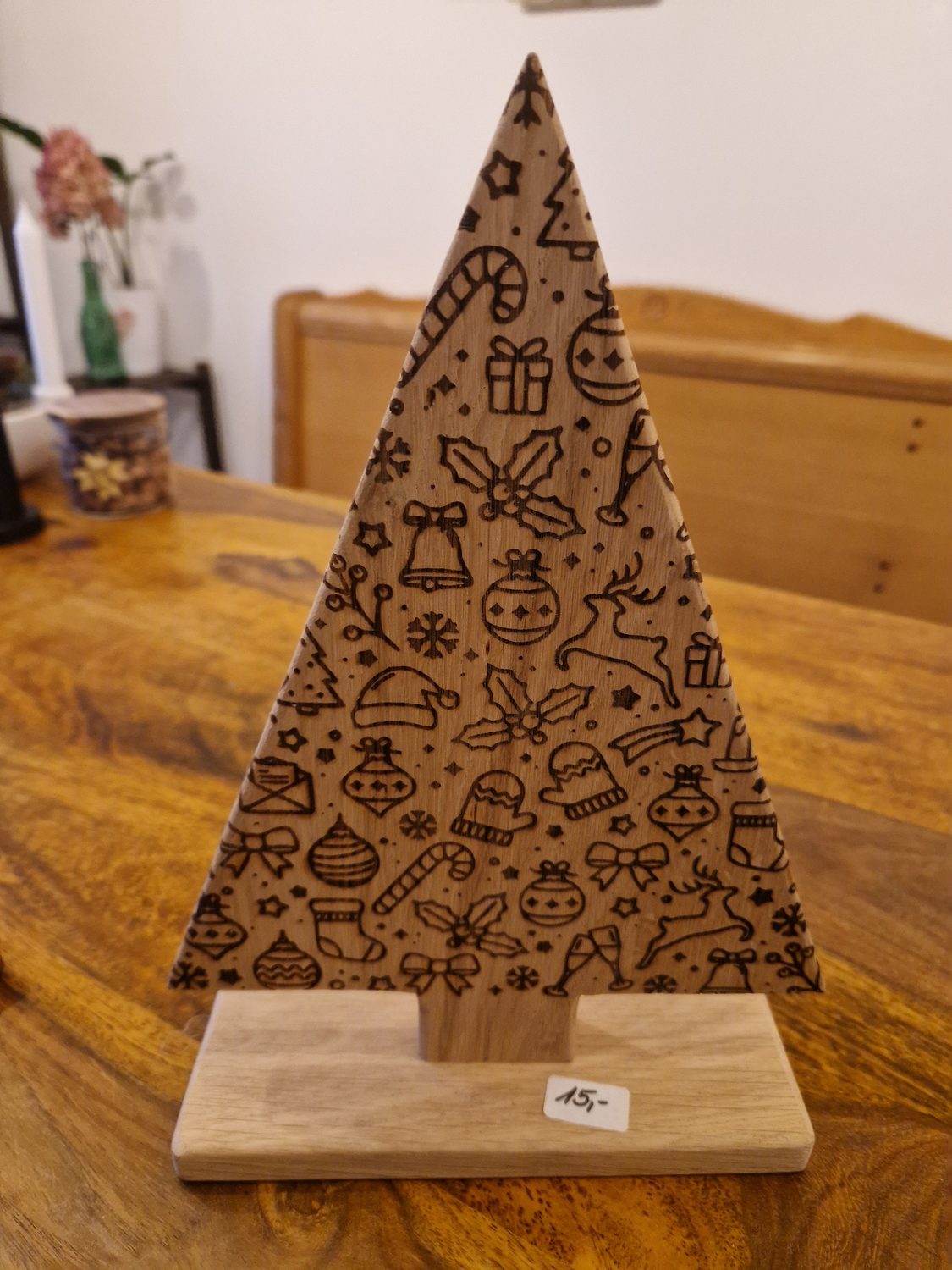 Weihnachtsbaum mit eingraviertem Baumschmuck