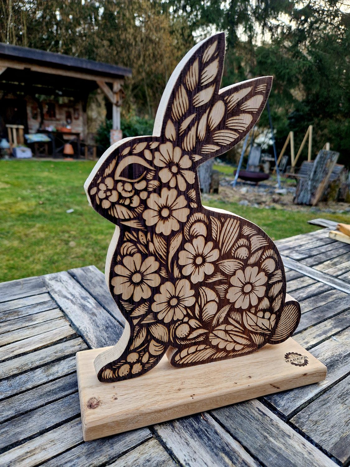 Osterhase mit Graviertem Blumenmuster
