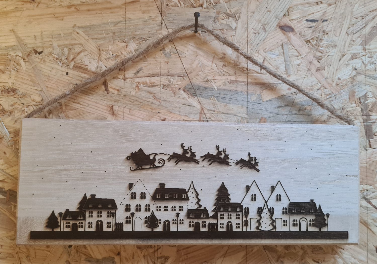 Holzschild mit Weihnachtsmotiv "Santa über Stadt"
